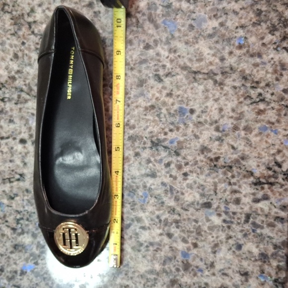 "TOMMY HILFIGER" Woman's Sz 8m, soft black leather with gold "TH" Logo. NWOT - Picture 3 of 5
